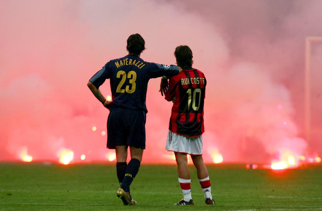 Bức ảnh nói lên sự căng thẳng của trận derby thành Milan - Derby là gì?